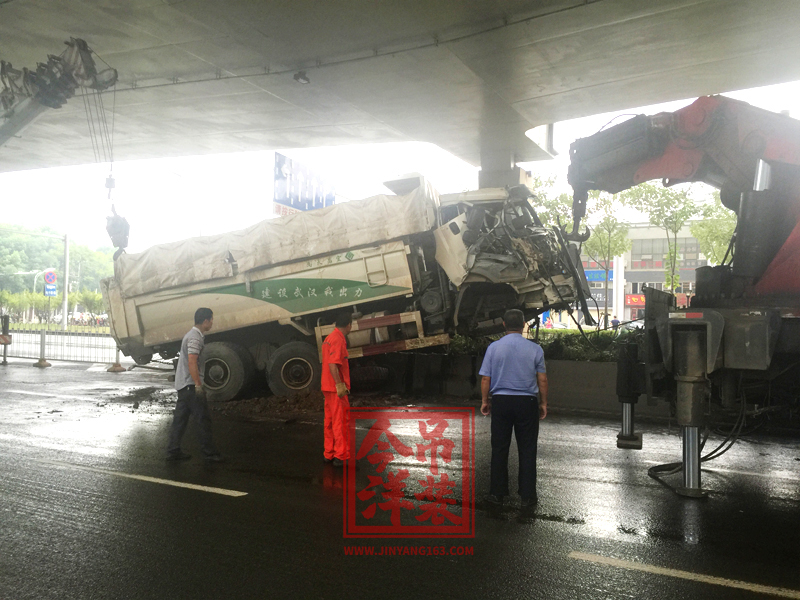 交通施救（高架橋下，限制空間）